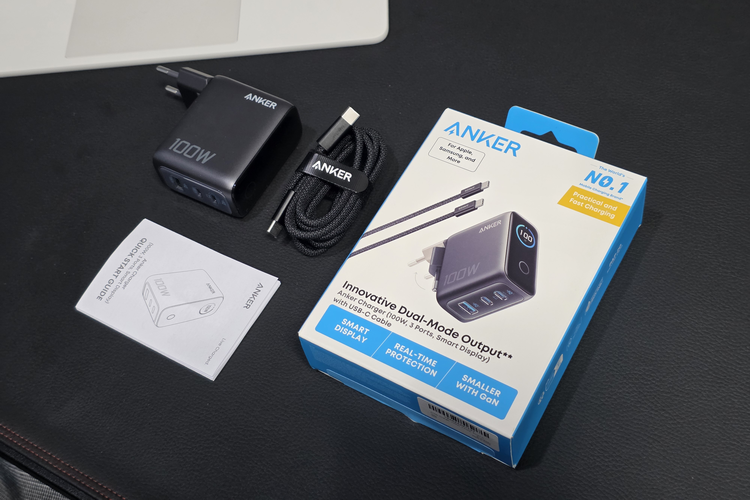 Tampilan kemasan dan isi kemasan Anker Smart Display B121B