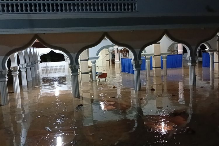 Salah satu masjid di Desa Blang Reuling, Kecamatan Sawang, Kabupaten Aceh Utara, terendam banjir, Senin (9/10/2023)