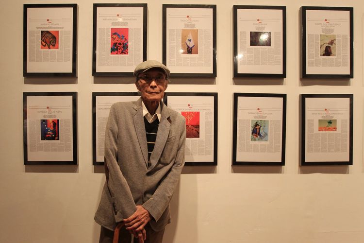 Sastrawan Sapardi Djoko Damono difoto saat menghadiri Pameran Ilustrasi Cerpen Pilihan Kompas 2014 di Bentara Budaya Jakarta, Rabu (10/6/2015). Cerpen karya Faisal Oddang berhasil mendapat Penghargaan Cerpen Terbaik Kompas 2014. KOMPAS IMAGES / KRISTIANTO PURNOMO