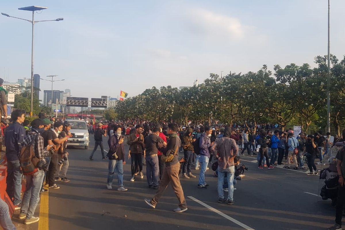 Kondisi tol dalam kota di depan gedung DPR-MPR