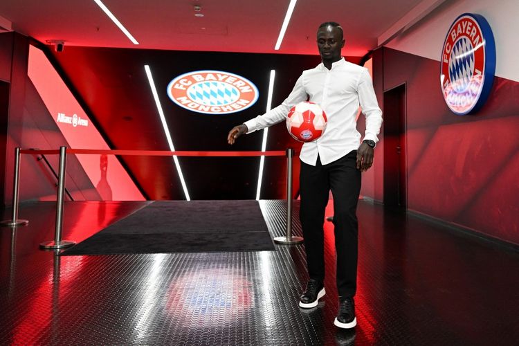 Penyerang baru Bayern Muenchen asal Senegal Sadio Mane melakukan juggling bola selama setelah  menandatangani kontrak tiga tahun dengan FC Bayern Munich pada 22 Juni 2022. 