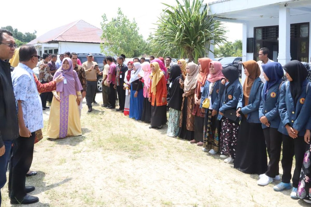 Menristekdikti saat meninjau Vokasi Bima Universitas Mataram, Senin (15/4/2019).
