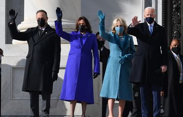Pelantikan Presiden AS Joe Biden (paling kanan) dan Wakil Presiden AS Kamala Harris (nomor dua dari kiri) di Washington (20/1/2021)