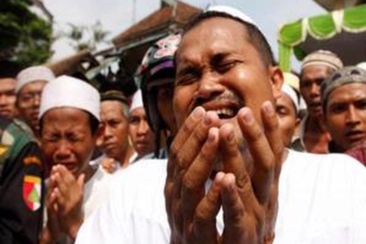 Warga tak kuasa menahan haru saat berlangsungnya prosesi pemakaman jenazah mantan Presiden RI, KH. Abdurrahman Wahid atau Gus Dur di Pondok Pesantren Tebu Ireng, Jombang, Jawa Timur, Kamis (31/12/2009).