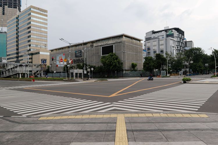 Lalu lintas di Jalan MH Thamrin, Jakarta Pusat pada akhir pekan, Sabtu (18/4/2020). Pemerintah Provinsi (Pemprov) DKI Jakarta resmi menerapkan pembatasan sosial berskala besar ( PSBB) mulai 10 hingga 23 April 2020. Dampak dari adanya aturan ini, membuat kondisi dan situasi lalu lintas pada akhir pekan menjadi lengang dan sepi.