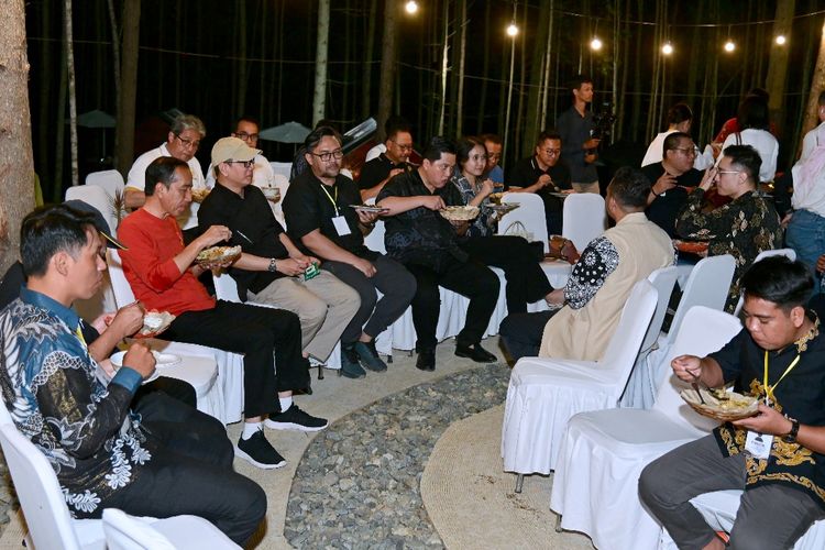 Presiden Joko Widodo mengajak para pegiat seni makan bersama usai menyaksikan Malam Apresiasi Nusantara di kawasan Ibu Kota Nusantara (IKN), Kabupaten Penajam Paser Utara, Provinsi Kalimantan Timur, pada Jumat malam (22/9/2023). 