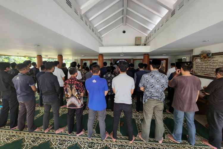 Keluarga besar dari Gubernur Jawa Barat dan istrinya Atalia Praratya menggelar shalat gaib untuk Emmeril Khan Mumtadz (Eril) di Masjid Ar-Rasyid, Gedung Pakuan, Kota Bandung, Jawa Barat, Jumat (3/6/2022). 