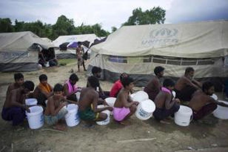 Aktivitas migran di kamp pengungsian sementara Mee Tike, yang berada dekat dengan perbatasan Myanmar-Banglades, 5 Juni 2015. Lebih dari 700 migran yang ditemukan terkatung di atas kapal nelayan telah didaratkan di Rakhine, Myanmar dan dibawa ke kamp pengungsian sementara.