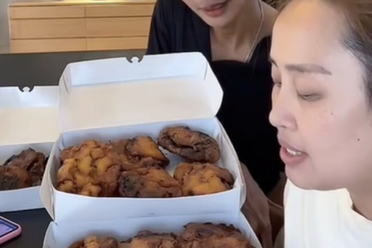 Penyanyi Pinkan Mambo live soal pisang goreng madu buatannya.