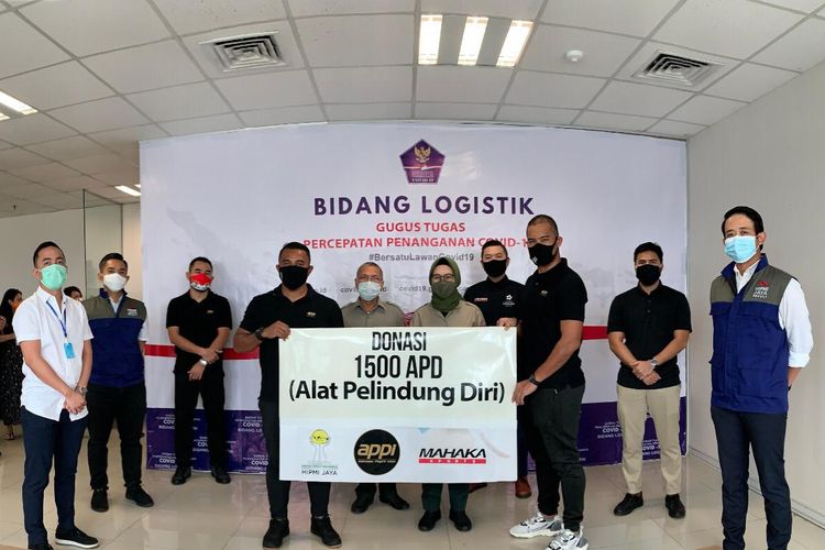 Acara serah terima donasi berupa 1.500 alat pelindung diri (APD) dariAsosiasi Pesepak Bola Profesional Indonesia (APPI).
