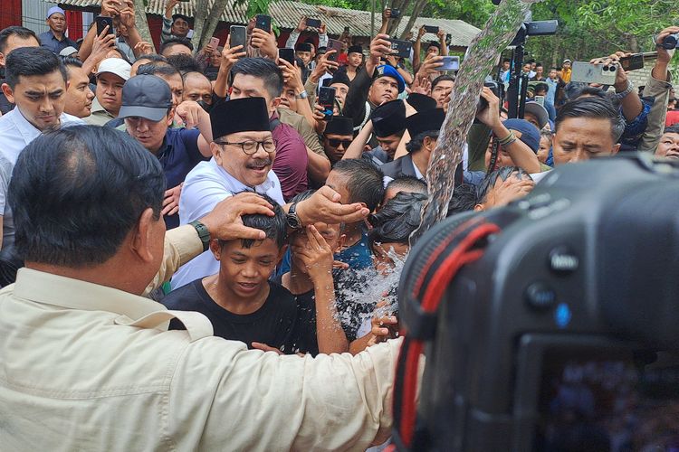 Menhan Prabowo Subianto saat meresmikan titik sumber air bersih di Ponpes Al Anwar Bangkalan Madura, Jatim, Selasa (23/1/2024). 