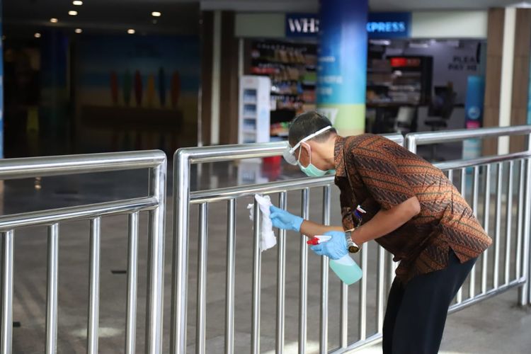 Pengelola Bandara International I Gusti Ngurah Rai melakukan penyemprotan disinfektan di pada fasilitas Bandara untuk mencegah penyebaran Virus Corona pada Jumat (13/03/2020)