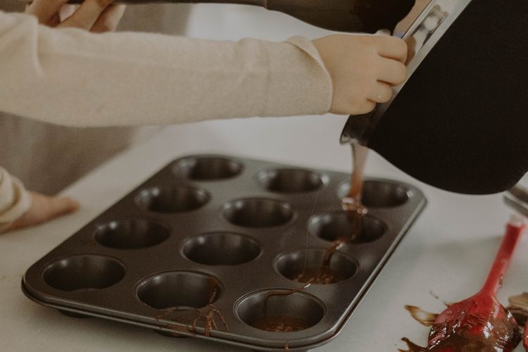 Ketika membuat kue, baju rentan terkena noda cokelat yang susah dihilangkan.