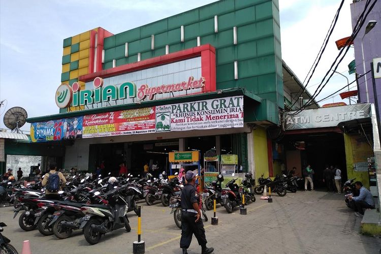 Suasana sesaat setelah kejadian perampokan di siang bolong di swalayan Irian Supermarket di Jalan HM Joni/Jalan Bahagia Medan. Dalam kasus ini, Rp400 juta raib dilarikan pelaku.