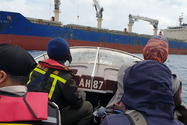 Tim KKP Kelas II Balikpapan wilayah kerja Tanah Grogot mendatangi kapal China yang berlabuh di perairan Pondong, Kabupaten Paser, Kalimantan Timur, Rabu (29/1/2020).