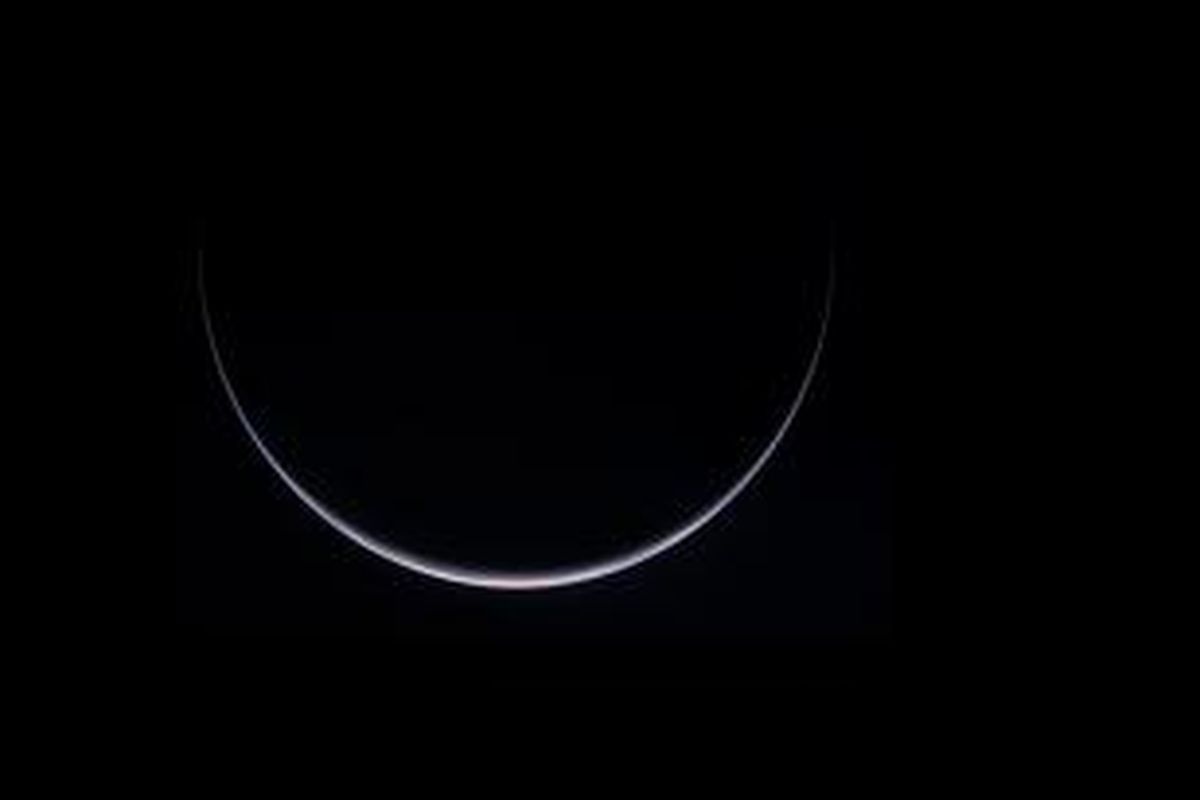 Bumi tampak berbentuk bulan sabit dalam jepretan wahana Rosetta
