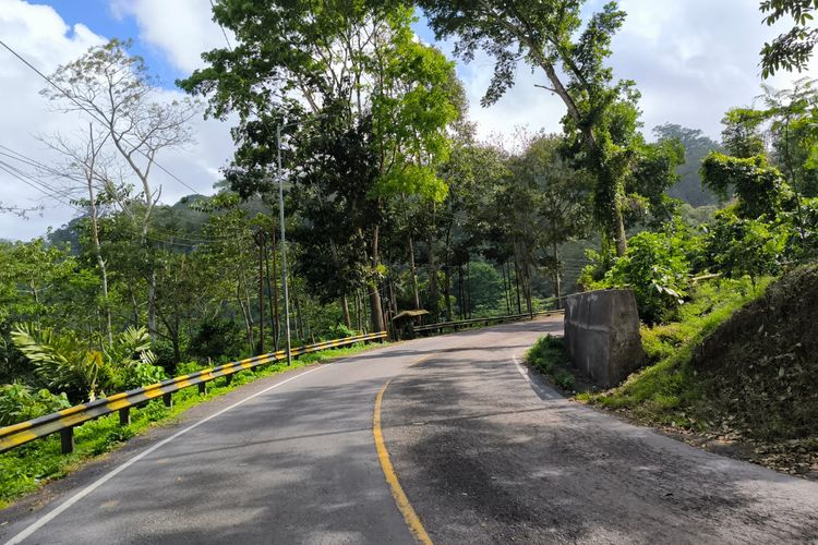 Jalur lalu lintas di Gunung Gumitir Jember menuju Banyuwangi, Selasa (12/8/2025).
