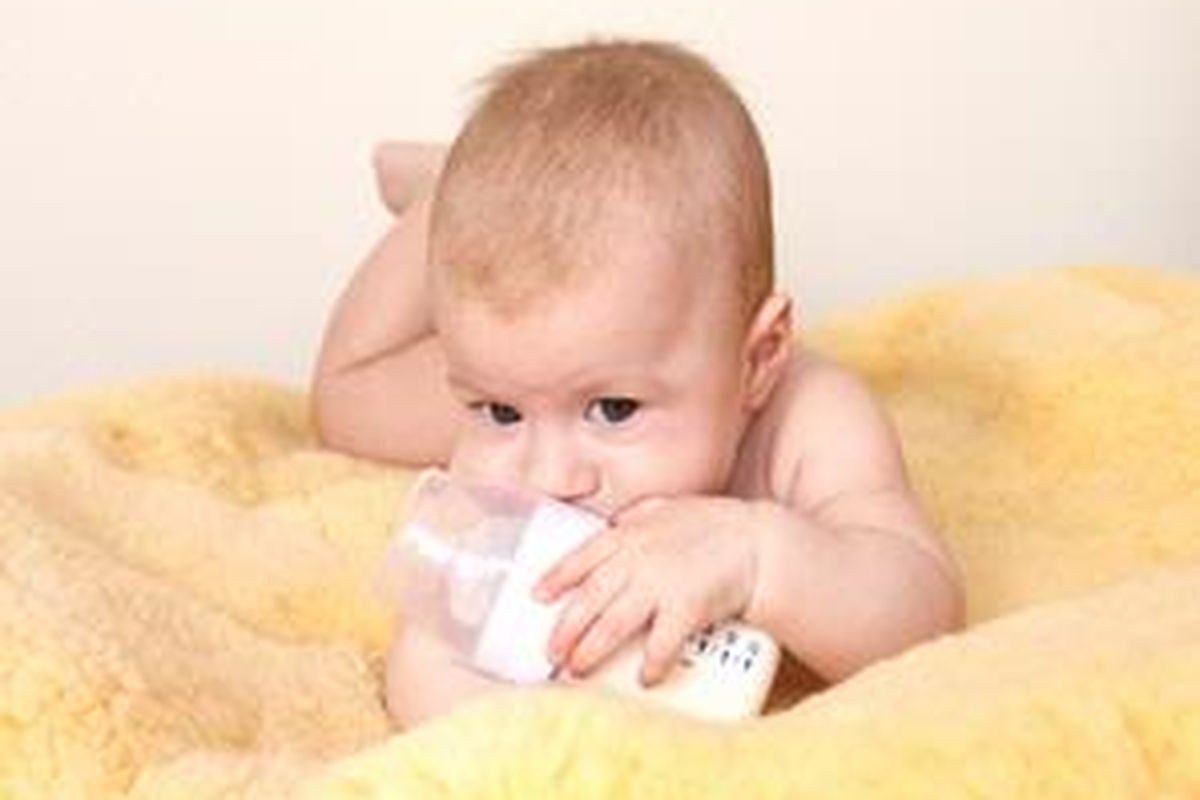 Untuk menyimpan ASI, gunakan botol kaca khusus yang bisa didapatkan di toko-toko khusus perlengkapan bayi. 