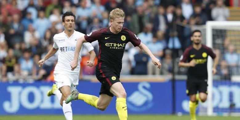 Gelandang Manchester City, Kevin De Bruyne, tampil pada laga Premier League kontra Swansea City di Stadion Liberty, Sabtu (24/9/2016).