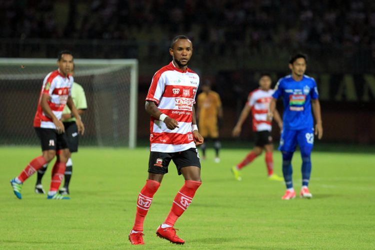 Zah Rahan Krangar saat memperkuat Madura United dalam laga uji coba kontra PSIS Semarang di Stadion Gelora Ratu Pamelingan, Madura, Senin (11/03/2018).