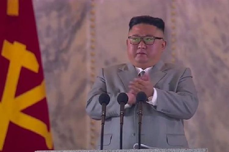 Pemimpin Korea Utara Kim Jong Un ketika bertepuk tangan saat memberikan pidato dalam parade militer merayakan 75 tahun Partai Buruh di Lapangan Kim Il Sung, Pyongyang, 10 Oktober 2020.