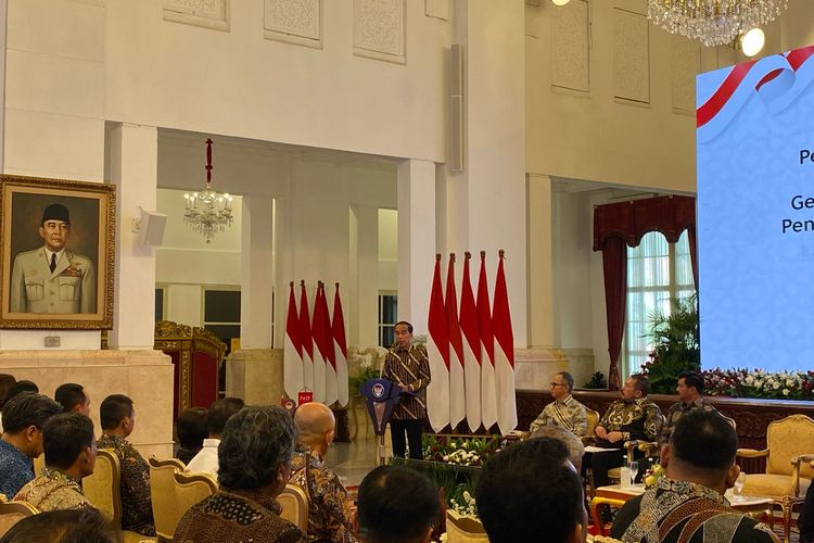 Presiden Joko Widodo saat memberikan pengarahan dalam rangka peringatan 22 tahun Gerakan Nasional Anti Pencucian Uang dan Pencegahan Pendanaan Terorisme (APU) PPT di Istana Negara, Jakarta Pusat, Rabu (17/4/2024). 