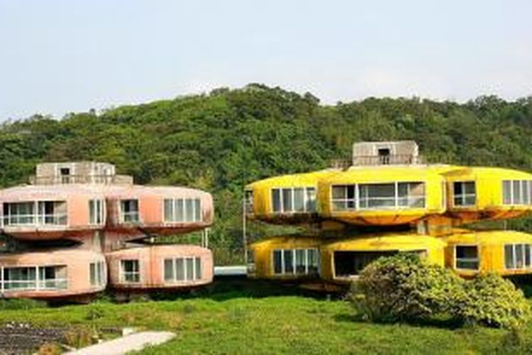 Awalnya, Sanzhi UFO Houses merupakan bangunan berbentuk kapsul yang terbengkalai di Distrik Shanzi, New Taipei City, Taiwan.