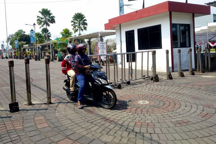 Seorang pengendara sepeda motor melintas pintu gerbang selatan area city walk di kompleks Makam Bung Karno, Senin (23/5/2022)