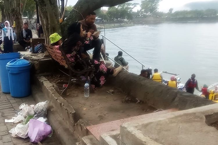 Pengunjung Telaga Sarangan mengeluhkan tumpukan sampah di pinggir telaga. Pengunjung juga mengeluhkan penempatan penampungan sampah yang berada di pinggir telaga yang menimbulkan bau. Pengeola diharapkan membersihkan sampah di malam hari sehingga sampah sudah bersih dari pagi hingga sore hari.
