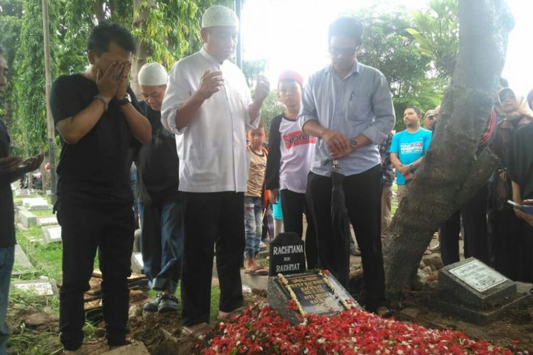 Krisna Purwana (tengah) di pusara sahabatnya Nana Krip di TPU Kemiri, Utan Kayu, Rawamangun, Jakarta Timur, Rabu (20/2/2019). Terlihat juga M. Ali Akbar (kanan) anak kedua Nana Krip.