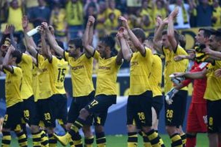 Para pemain Borussia Dortmund berpesta usai kemenangan atas Hertha Berlin, Minggu (30/8/2015).