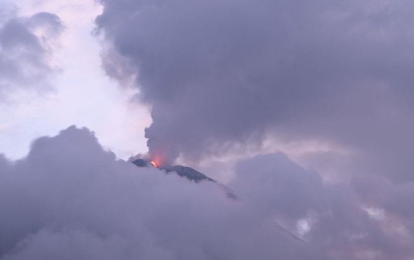 Kawah Gunung Ile Lewotolok Semburkan Asap Kelabu Setinggi 700 Meter 