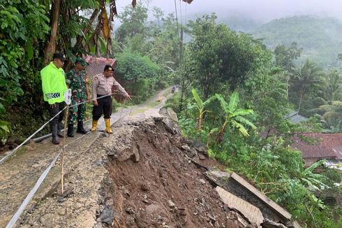 Jalan Alternatif Penghubung 2 Kecamatan di Kebumen Longsor, 11 Warga Diungsikan