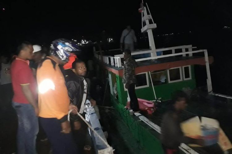 Kapal Motor Arma Wijaya yang sempat hilang saat membawa 13 penumpang dan Anak Buah Kapal ditemukan tim SAR, Jumat malam (8/3/2019)