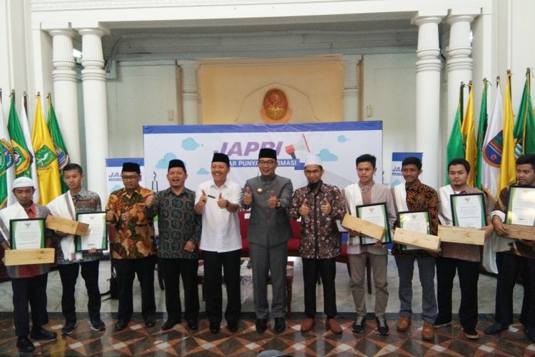 Gubernur Jawa Barat Ridwan Kamil bersama pendiri Quantum Akhyar Institute (QIA) Ustaz Adi Hidayat saat melepas pemenang beasiswa belajar di Imam Malik Academy, di Gedung Sate, Jalan Diponegoro, Rabu (24/10/2018)