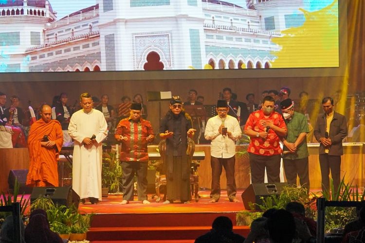 Konser kebangsaan di Universitas Negeri Semarang (Unnes) dengan dikemas doa lintas agama untuk memperkuat toleransi antar umat beragama.