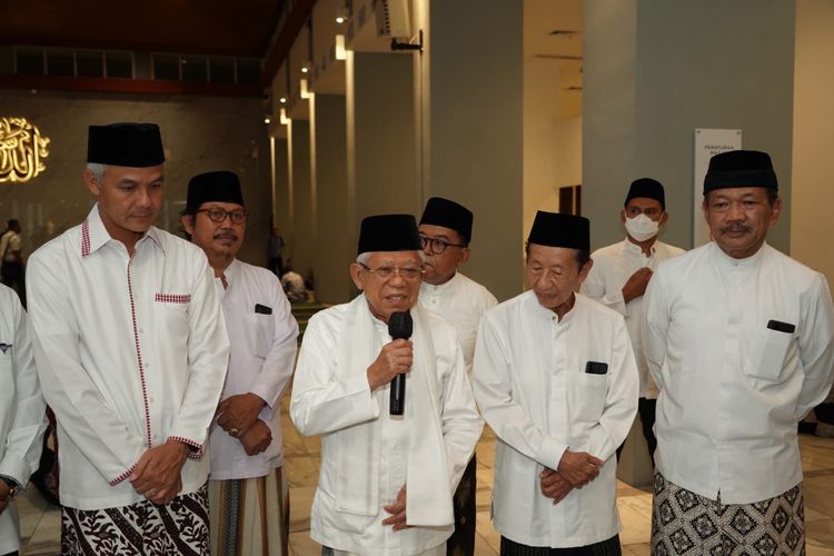 Wakil Presiden Ma'ruf Amin memberikan keterangan pers seusai mendirikan shalat tarawih di Masjid Baiturrahman, Semarang, Senin (3/4/2023) malam.