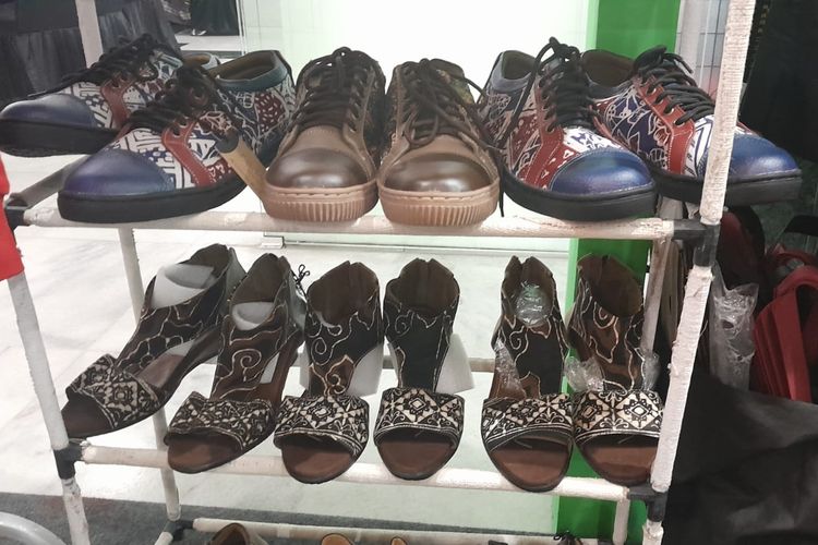 Produk Sepatu Mejikuhibiniu Butik Paduan dengan Kain Tradisional Indonesia