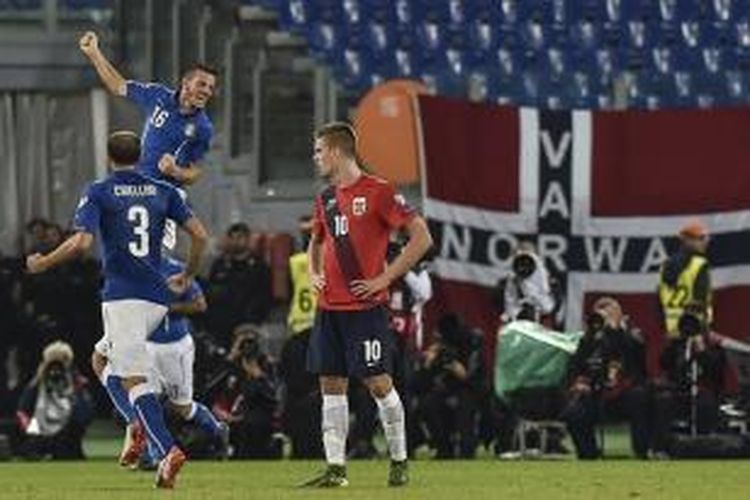 Alessandro Florenzi merayakan gol Italia ke gawang Norwegia, Selasa (13/10/2015). 