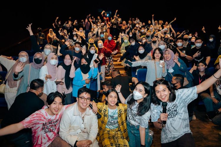 Para cast film Mencuri Raden Saleh saat mengadakan acara nobar bersama penonton.