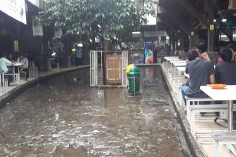  Banner Imbauan Aturan Berpakaian di  FISIP UI Dicabut 