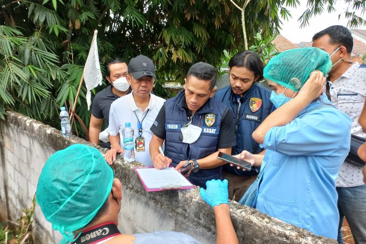 Dokter Forensik dari RS Polri Kramat Jati tengah memberikan hasil otopsi jenazah IM kepada Kasat Reskrim Polres Metro Depok AKBP Yogen Heroes Baruno di TPU Pitara, Depok pada Rabu (6/7/2022).