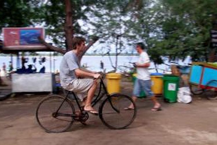 Wisatawan memanfaatkan sepeda untuk berkeliling Gili Trawangan, Lombok Barat, NTB, Sabtu (9/7/2011). Wisatawan dipatok tarif sewa sepeda sebesar Rp 15.000 perjam atau Rp 45.000 per hari.