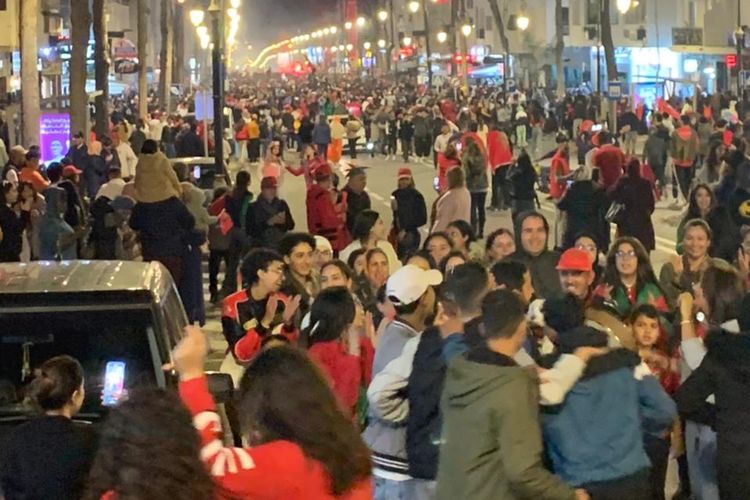 Para fans memadati area-area utama di daerah Agdal di tengah kota Rabat yang menjadi ibu kota Maroko setelah kemenangan Singa Atlas atas Portugal pada akhir pekan kemarin.