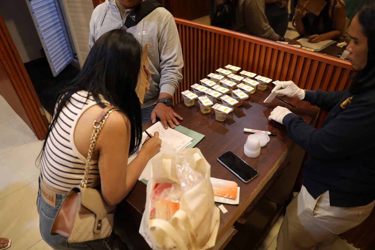 Polda Sumut saat proses pemeriksaan urine pengunjung Cafe Dukuh Indah (CDI) di Desa Namo Rube Julu, Kecamatan Kutalimbaru, Kabupaten Deli Serdang, Selasa (12/8/2025). Polisi menggerebek tempat itu karena diduga menjadi tempat pesta narkoba   