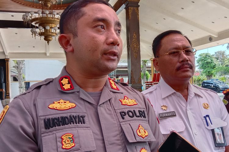 Kapolres Jombang AKBP Moh. Nurhidayat, memberikan keterangan terkait hasil pertemuan antara pimpinan perguruan silat bersama pejabat Pemkab Jombang dan Kepolisian, di Pendopo Kabupaten Jombang, Jawa Timur, Rabu (11/1/2023).