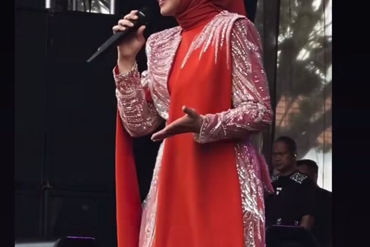 Siti Nurhaliza tampil memukau di Pestapora 2025 dengan hijab oranye terang, setelan berpayet, dan makeup soft glam yang elegan.