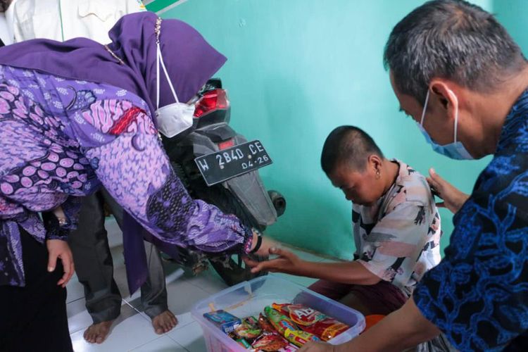 Wakil Bupati Gresik Aminatun Habibah (kiri) saat menyalami Nur Jahirotul Mahiyah, pengidap cerebral parsy di Desa Melirang, Kecamatan Bungah, Gresik, Jawa Timur, yang terlambat masuk DTKS, Jumat (25/11/2022).