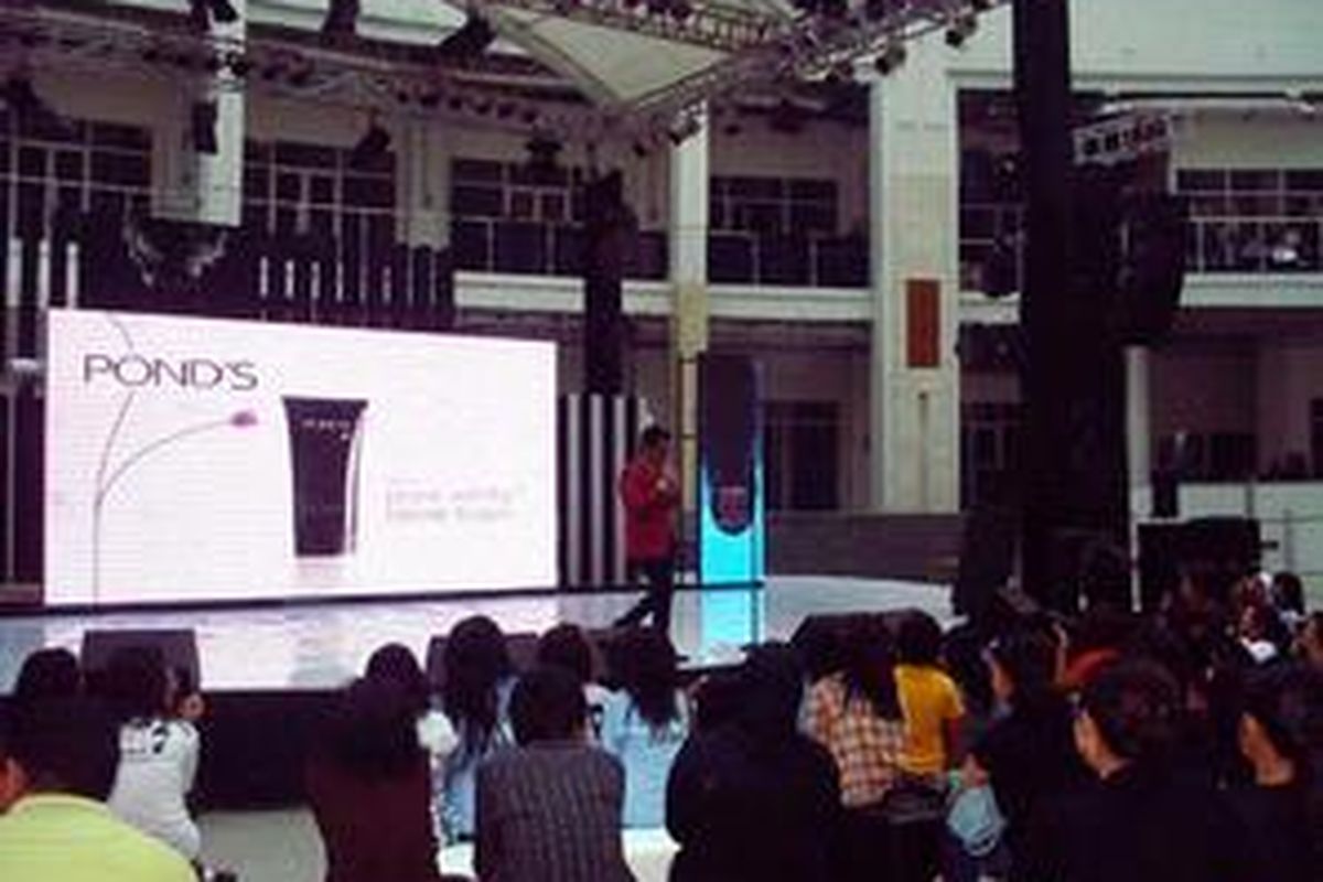 Festival Ponds Pure White dimeriahkan Afgan dan sejumlah artis lain, termasuk fashion show dari dalam air.