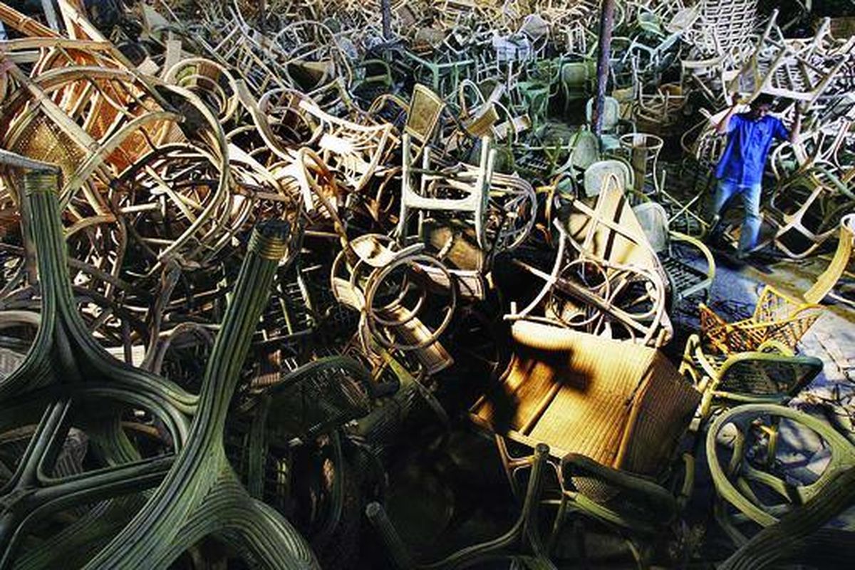 Kafiin (39) memindahkan sejumlah mebel rotan yang menumpuk di gudang milik pabrik rotan Latansa, Plumbon, Cirebon, Jawa Barat, yang dibatalkan pembeliannya oleh sebuah distributor rotan di Eropa, Senin (24/5). Akibat pembatalan tersebut, rotan ini menumpuk sejak tahun 2008, ditambah lagi dengan adanya persaingan harga rotan yang lebih murah di beberapa negara, seperti China dan Vietnam.